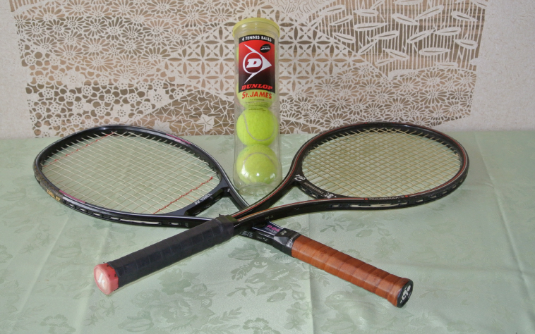 Tennis racket 300 yen Ball 100 yen